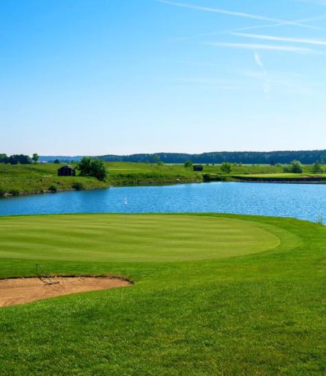 A lush, green championship golf course in Central Florida, symbolizing the active lifestyle and work-life balance enjoyed by Lake Eye Associates employees.